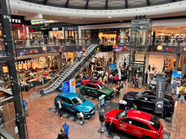 Niedziela handlowa w Łodzi. Zakupy przed majówką przyciągnęły tłumy do Manufaktury