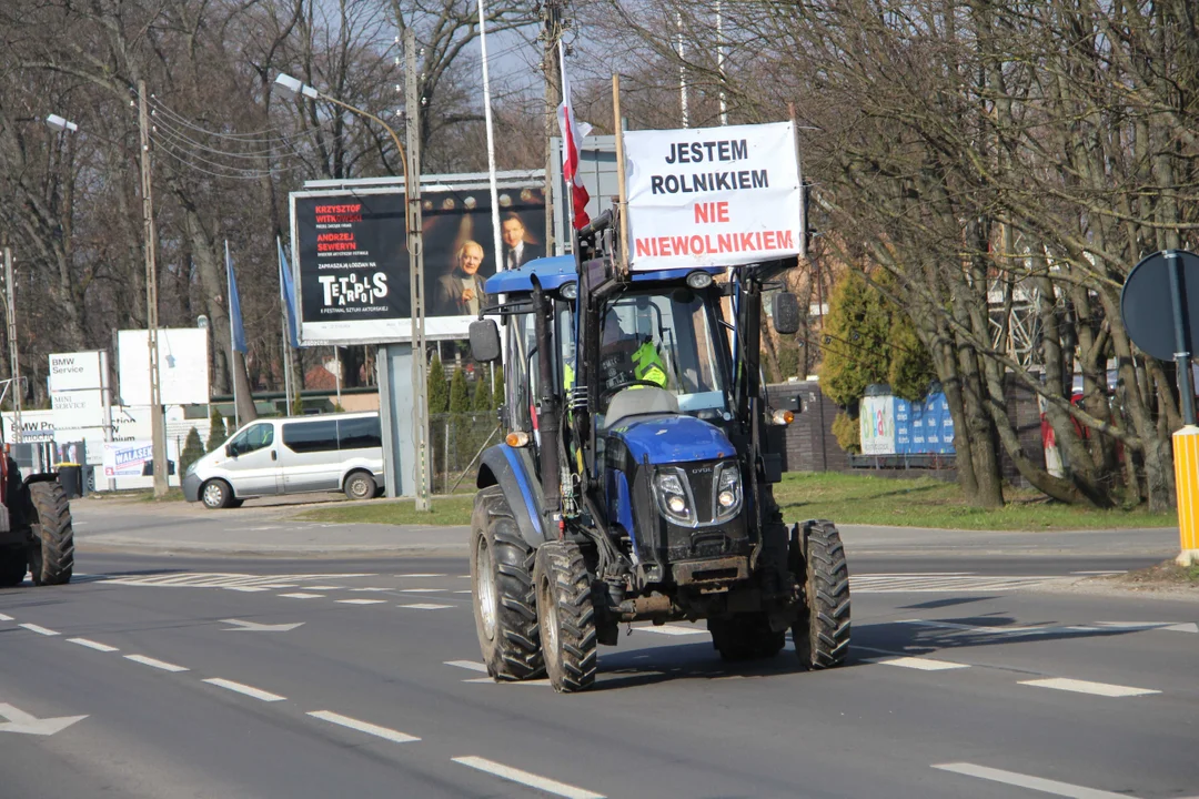 Protest rolników w Łodzi - skrzyżowanie Aleksandrowska/Szczecińska