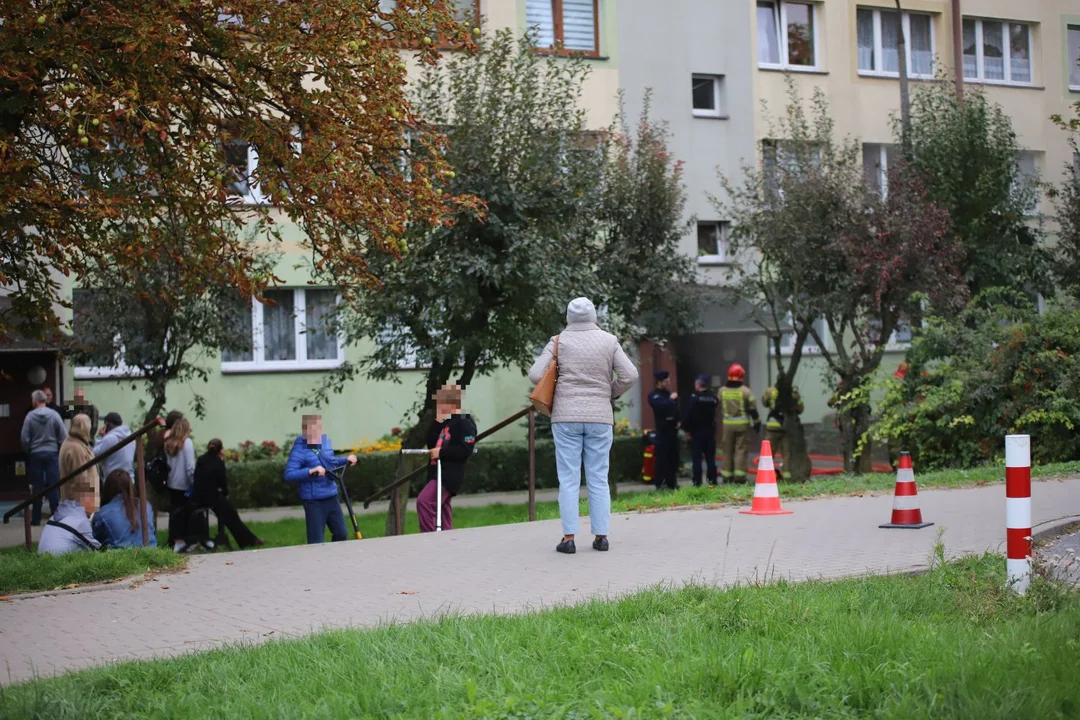 Trwa akcja gaśnicza w jednym z bloków w centrum Kutna. Doszło tam do pożaru w piwnicy