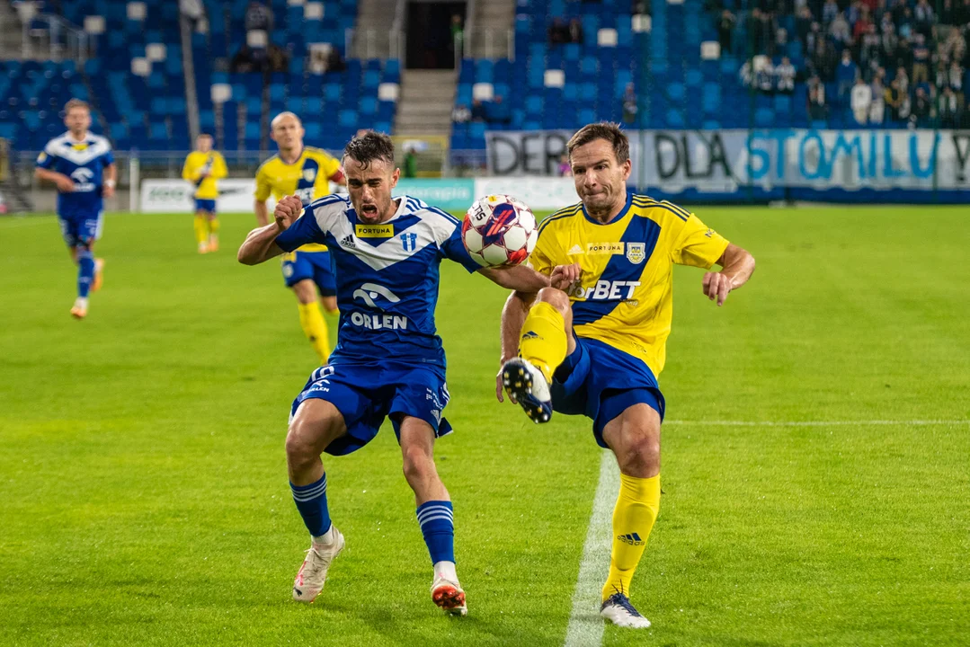 Gradecki obronił karnego, ale Wisła zagrało słabo. Nafciarze wysoko przegrywają na własnym stadionie [ZDJĘCIA] - Zdjęcie główne