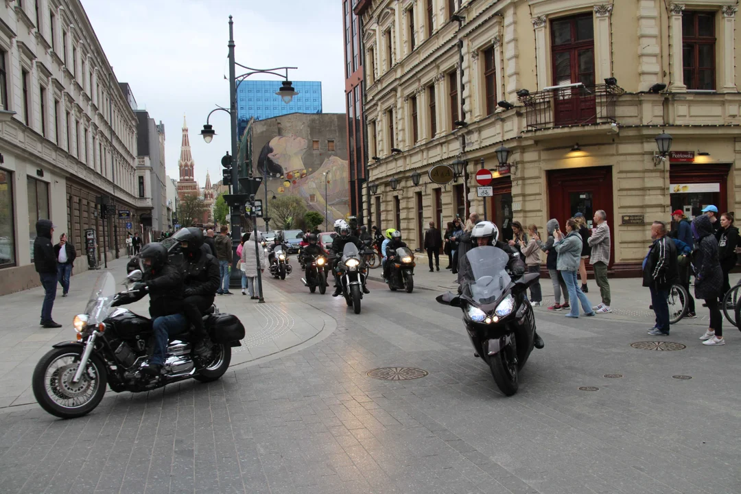 Wielka parada motocyklowa na ulicy Piotrkowskiej w Łodzi