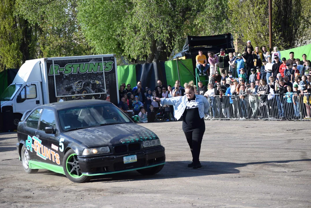 Giganty na czterech kołach zrobiły duże show! Widowiskowy pokaz monster trucków