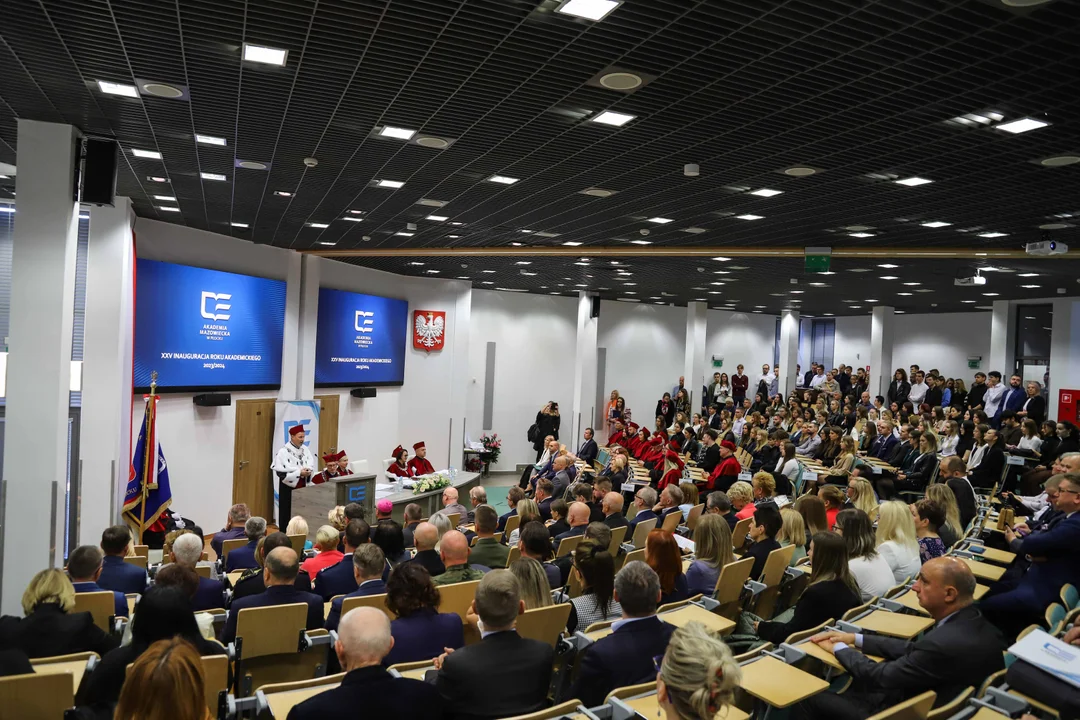 Akademia Mazowiecka rok zaczęła z "lekarskim". Na inauguracji rektor zdradził, że w przyszłym roku uczelnia ma chętkę na prawo [ZDJĘCIA] - Zdjęcie główne