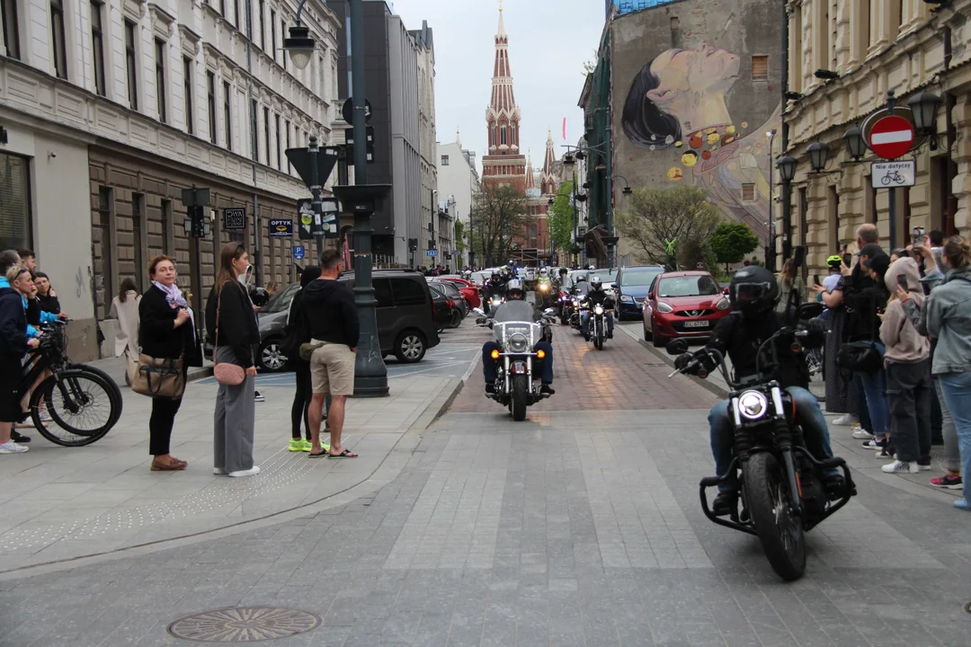 Wielka parada motocyklowa na ulicy Piotrkowskiej w Łodzi