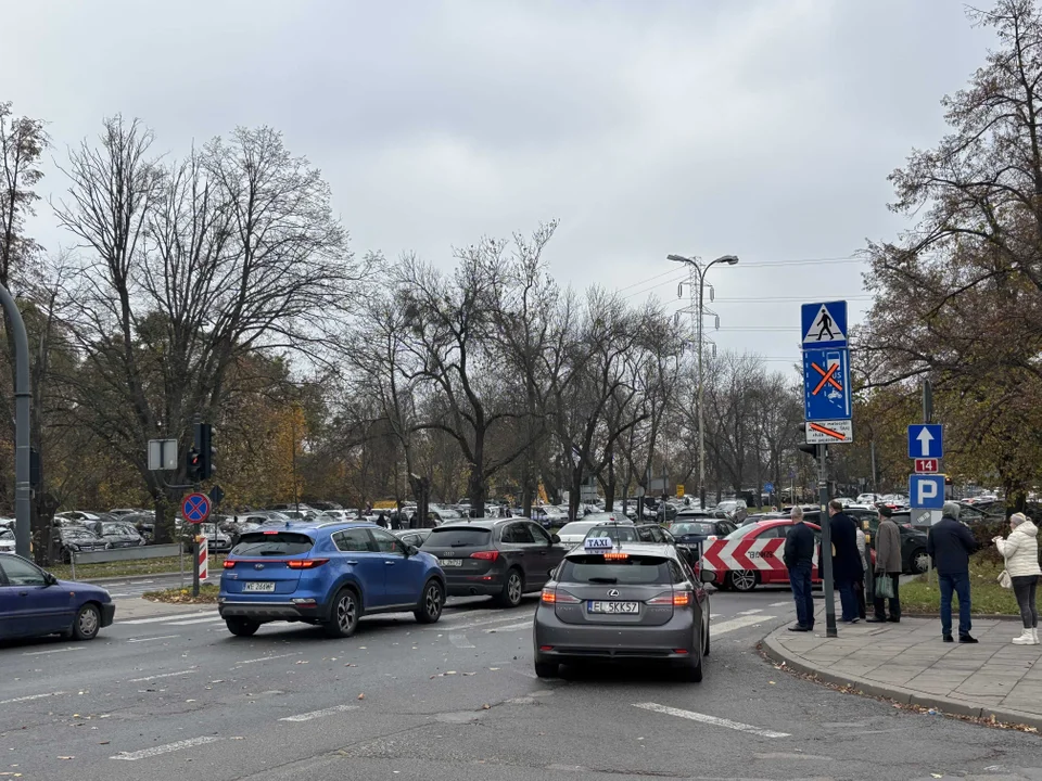 Korki w okolicach cmentarza na Dołach