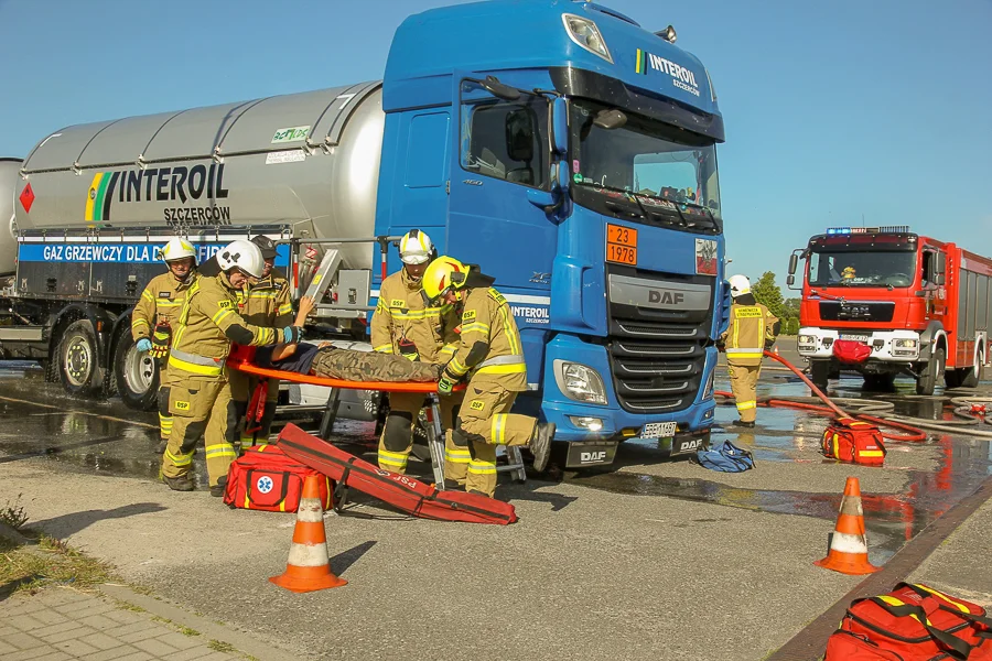 Płonąca cysterna, ranni w wypadku dorośli i niemowlę. Kilkudziesięciu strażaków z gminy Szczerców przeprowadziło ćwiczenia [FOTO] - Zdjęcie główne