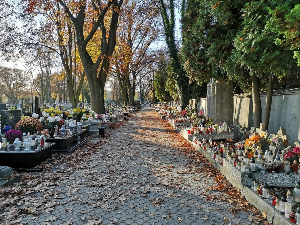 Odwiedziliśmy z aparatem nekropolię przy ul. ks. Skargi