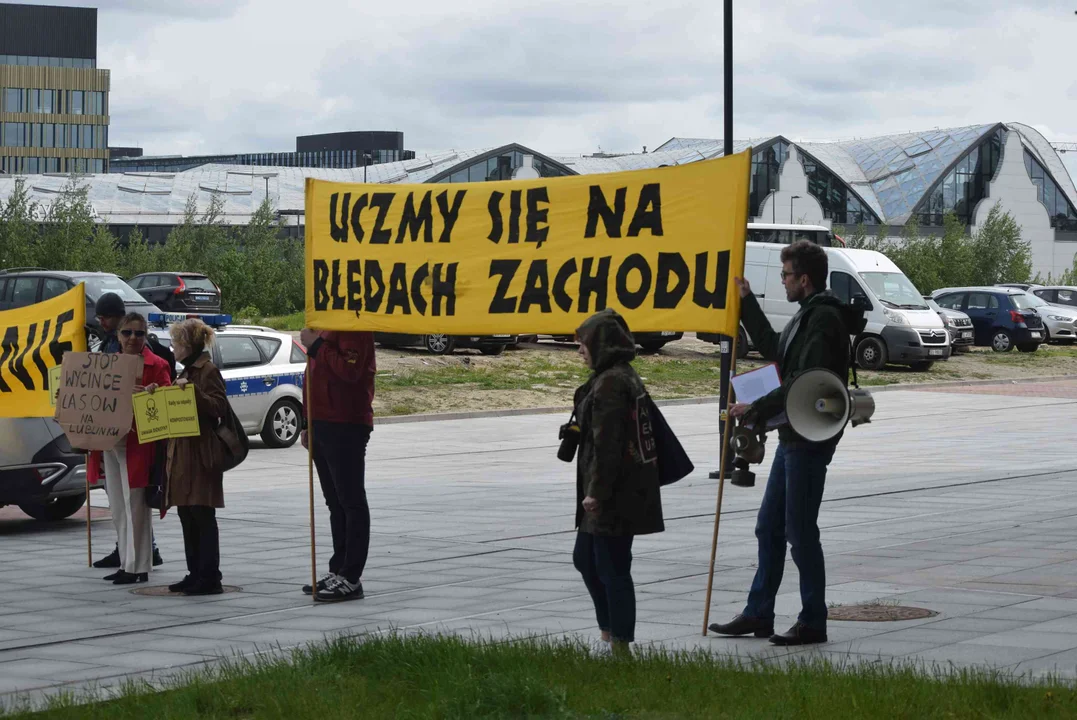 Pikieta II Samorządowego Kongresu Klimatycznego pod hasłem „Spalarnie to ekościema (greenwashing)”