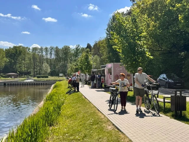 Tak mieszkańcy spędzają weekendy w pod Łodzią. Malinka znów pełna odwiedzających