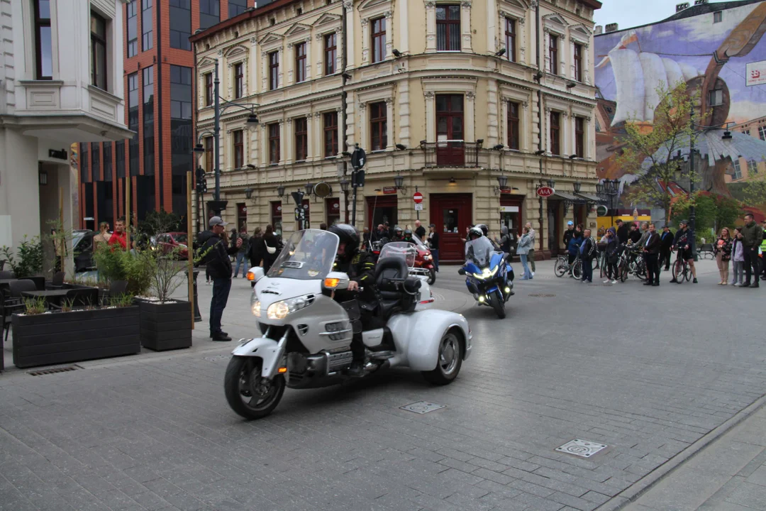 Wielka parada motocyklowa na ulicy Piotrkowskiej w Łodzi