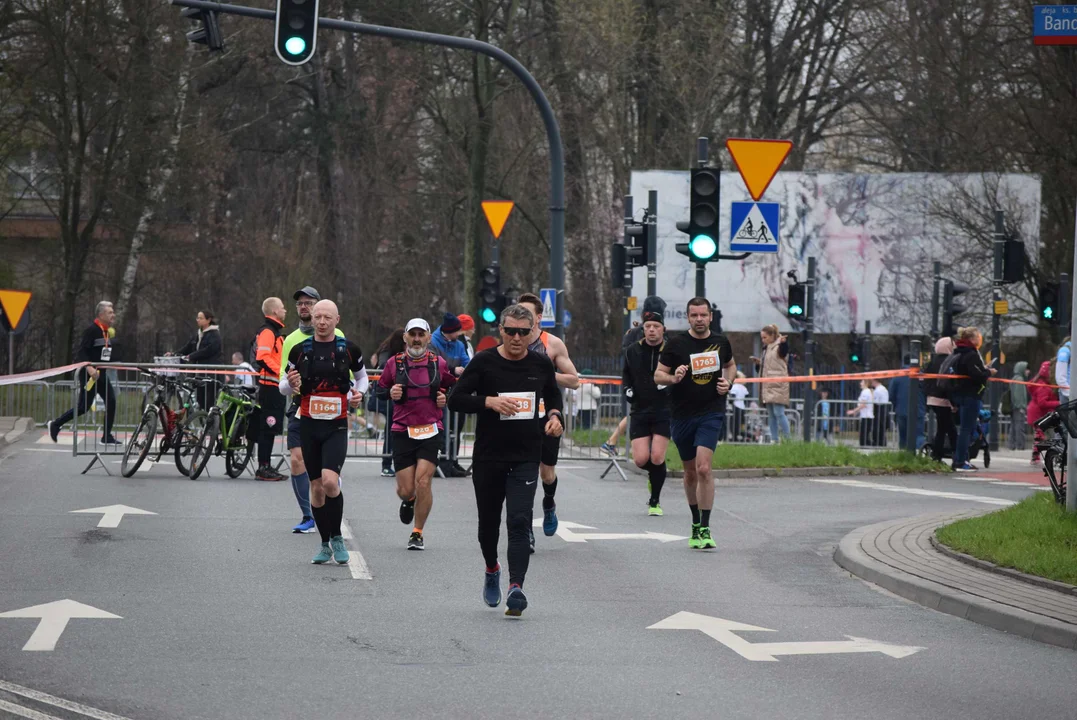 DOZ Maraton ulicami miasta. Zobacz zdjęcia z biegu głównego