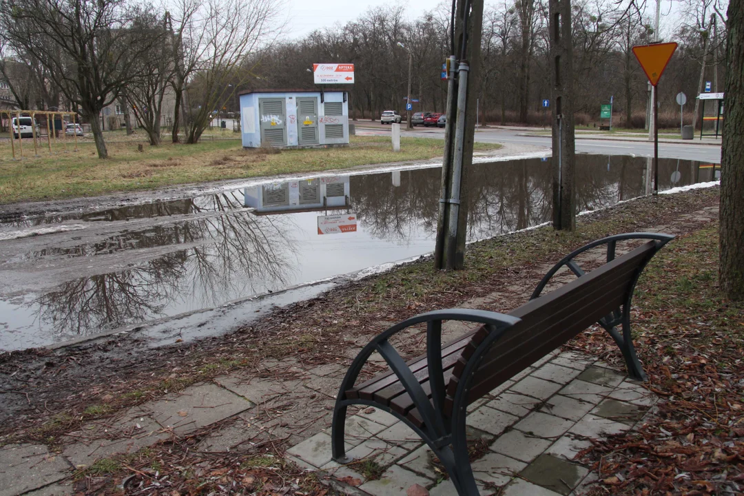 Zalana ulica Jęczmienna przy skrzyżowaniu z ul. Srebrzyńską w Łodzi