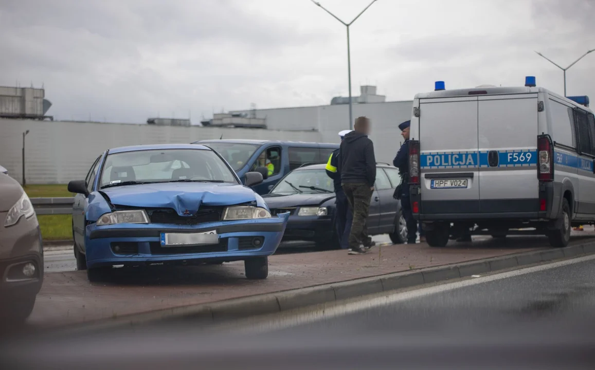 Wypadek na wylotówce z Kutna. Zderzyło się kilka aut, są utrudnienia w ruchu [FOTO] - Zdjęcie główne