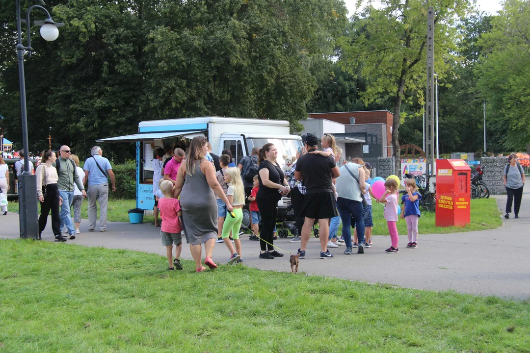 Piknik rodzinny w parku na Młynku w Łodzi