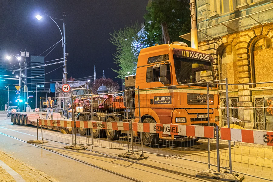 Kamienica przy Kilińskiego 49, w końcu, zostanie zburzona. Wiemy kiedy wrócą tramwaje