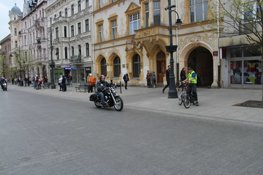 Wielka parada motocyklowa na ulicy Piotrkowskiej w Łodzi