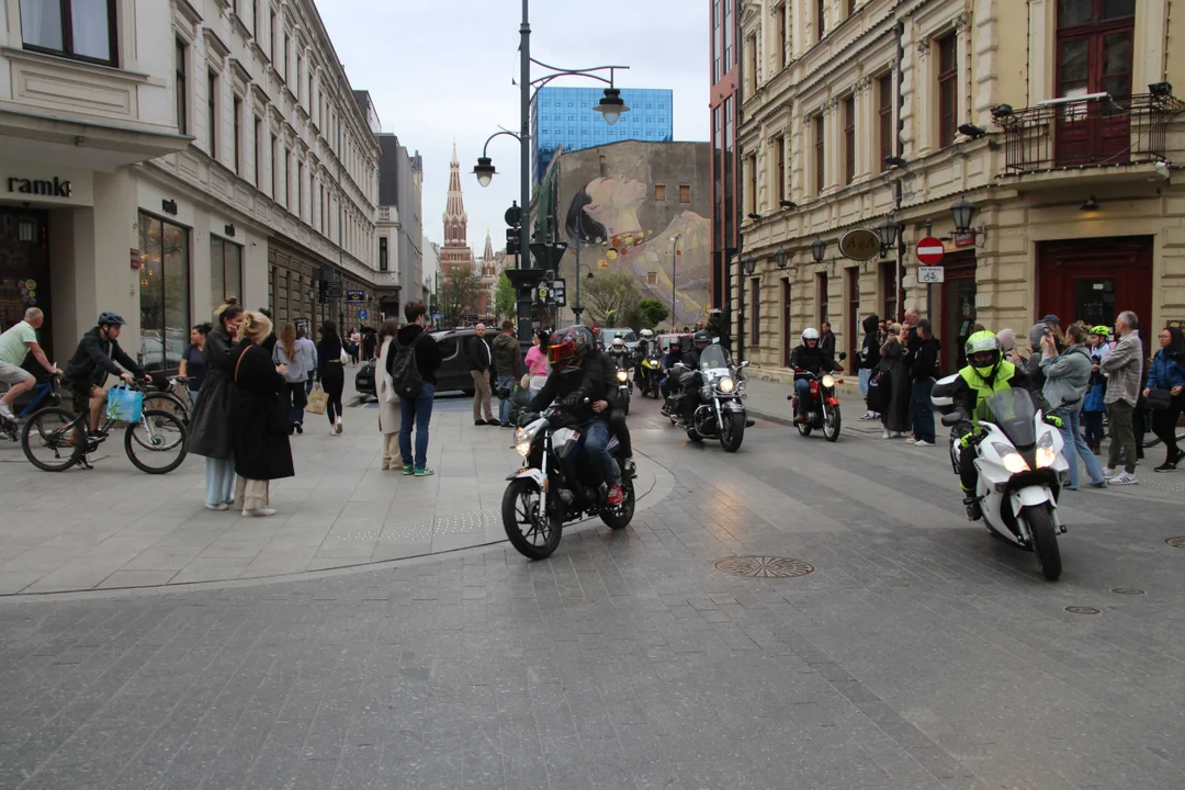 Wielka parada motocyklowa na ulicy Piotrkowskiej w Łodzi