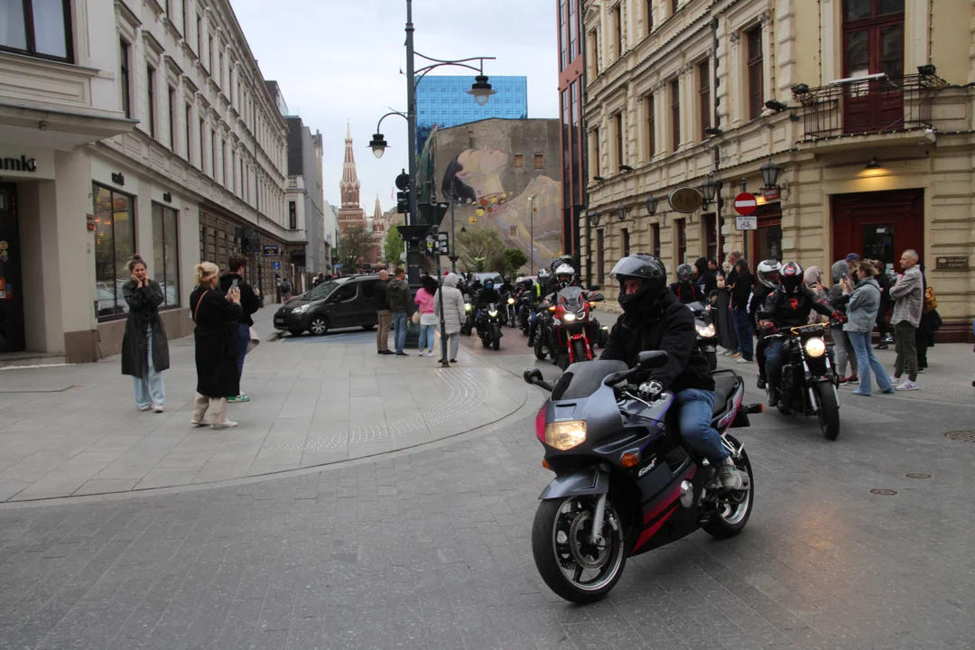 Wielka parada motocyklowa na ulicy Piotrkowskiej w Łodzi