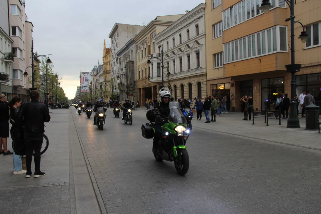 Wielka parada motocyklowa na ulicy Piotrkowskiej w Łodzi