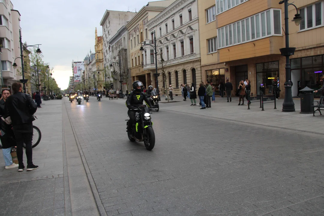 Wielka parada motocyklowa na ulicy Piotrkowskiej w Łodzi