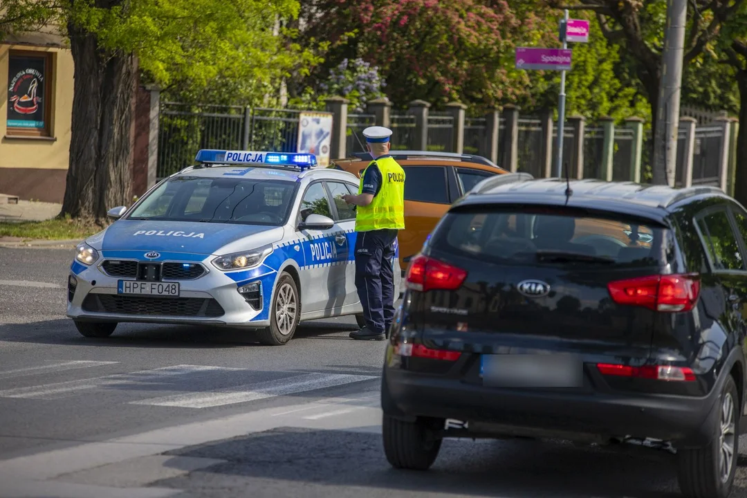 Wypadek w Kutnie, poszkodowana kobieta trafiła do szpitala. Sprawcą 87-latek [ZDJĘCIA] - Zdjęcie główne