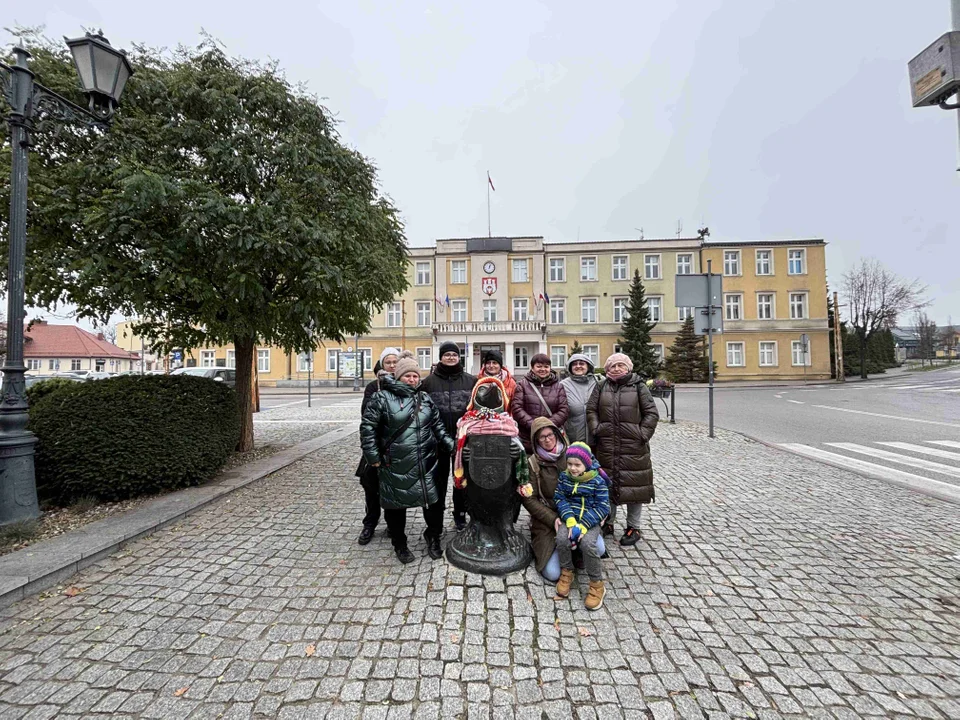 Pomnik w centrum miasta udekorowany przez grupę „Zamontanki”