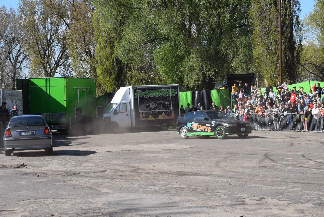 Giganty na czterech kołach zrobiły duże show! Widowiskowy pokaz monster trucków