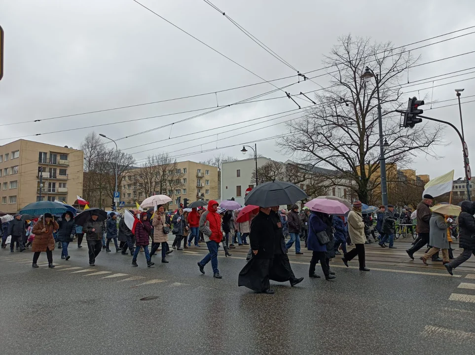 Marsz papieski w Łodzi. Setki łodzian ruszyło ulicami miasta [zdjęcia]