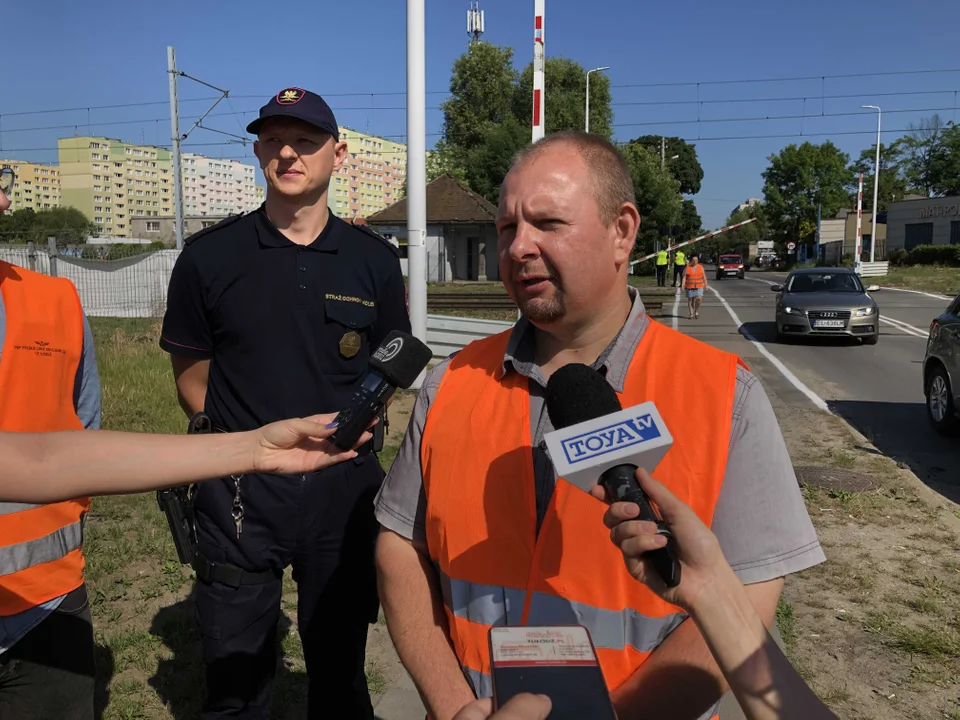 Akcja "Bezpieczny przejazd" przy przejeździe kolejowym w Łodzi