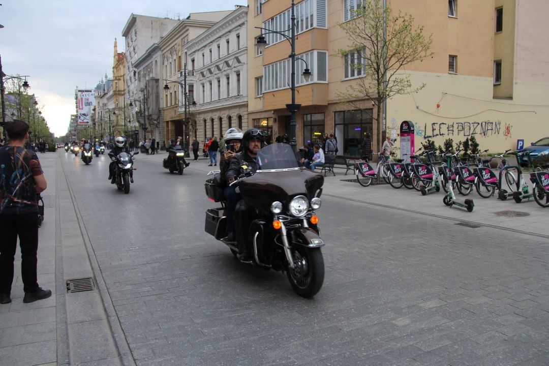 Wielka parada motocyklowa na ulicy Piotrkowskiej w Łodzi