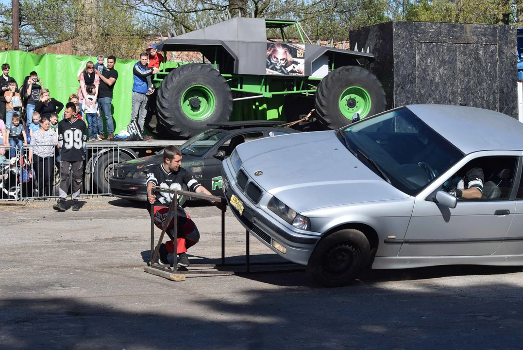 Giganty na czterech kołach zrobiły duże show! Widowiskowy pokaz monster trucków