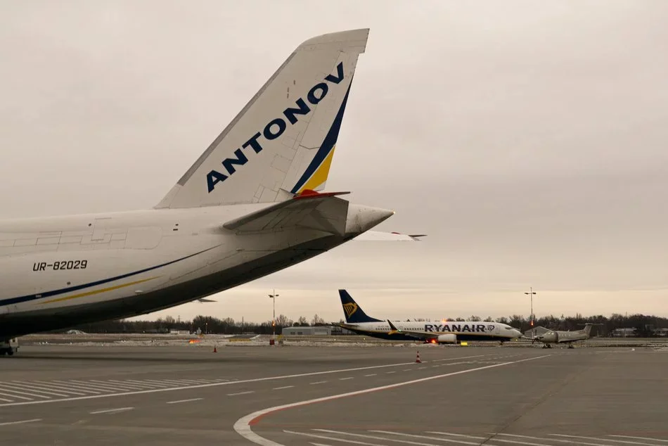 Największy na świecie samolot transportowy AN-124 Rusłan lądował w Łodzi! Zobacz fotografie prosto z płyty lotniska [ZDJĘCIA] - Zdjęcie główne