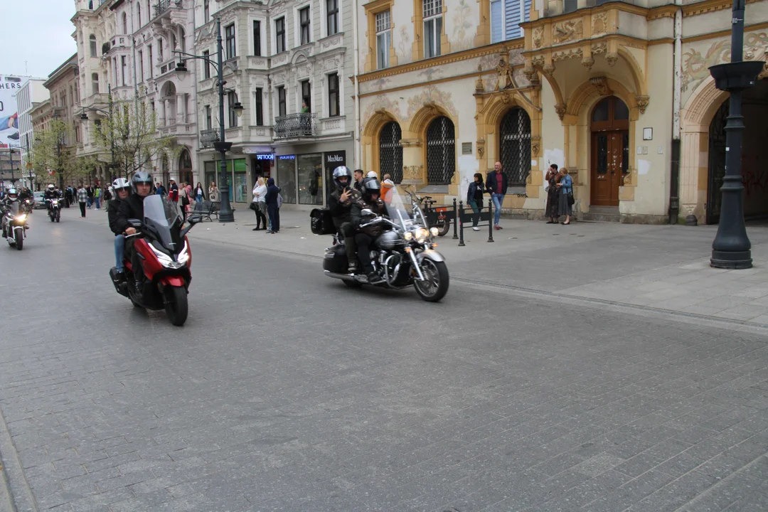 Wielka parada motocyklowa na ulicy Piotrkowskiej w Łodzi