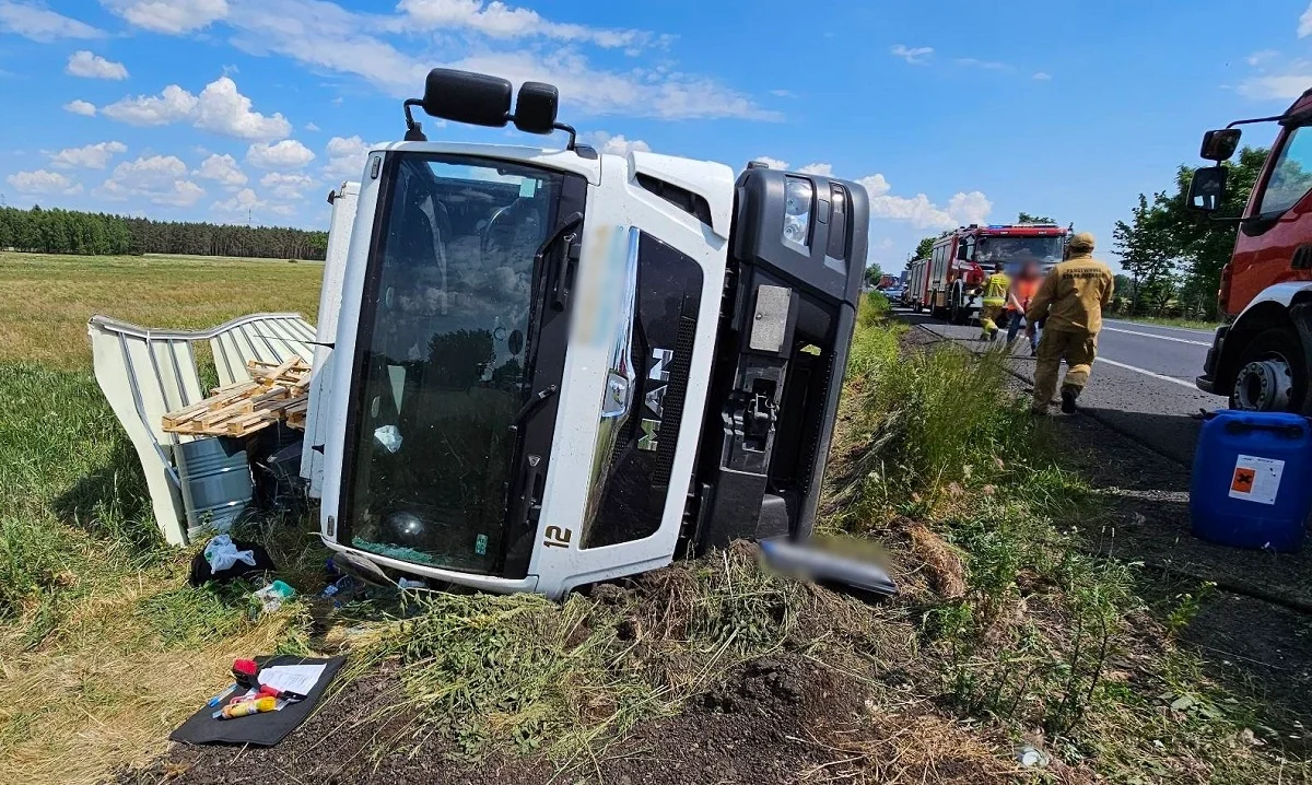 Ciężarówka wywróciła się koło Ruśca. Rozszczelnione beczki i akcja strażaków [FOTO] - Zdjęcie główne