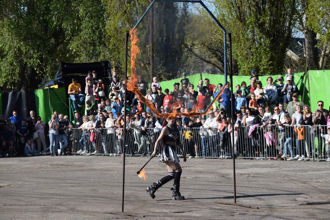 Giganty na czterech kołach zrobiły duże show! Widowiskowy pokaz monster trucków