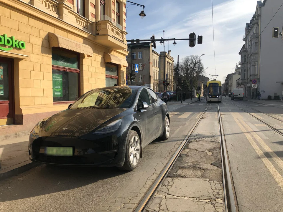 Tesla zablokowała ruch tramwajów na Pomorskiej