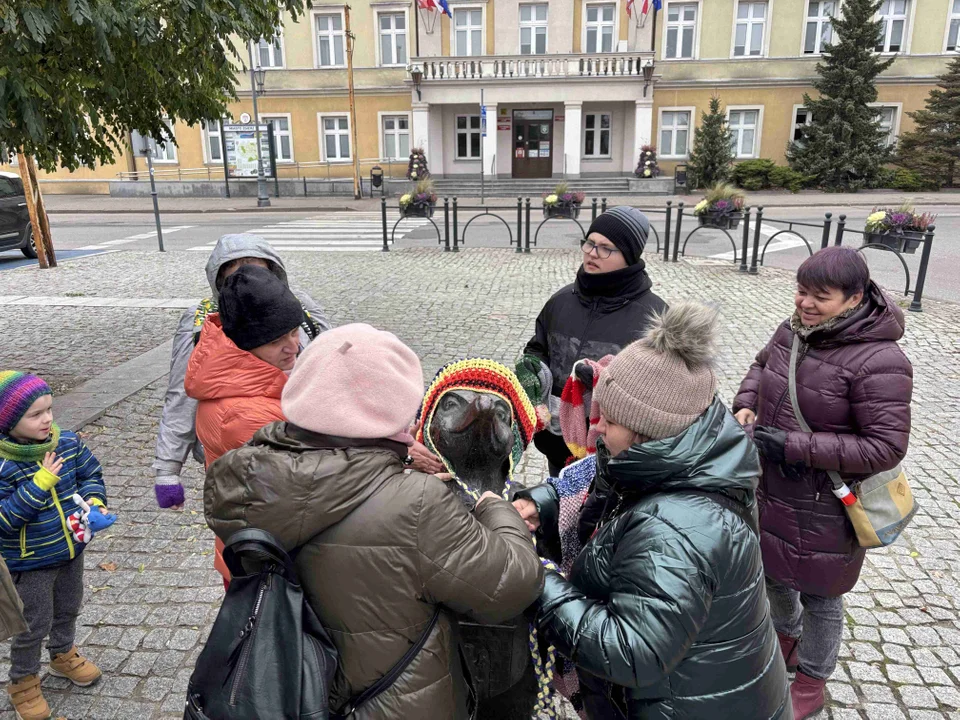 Pomnik w centrum miasta udekorowany przez grupę „Zamontanki”