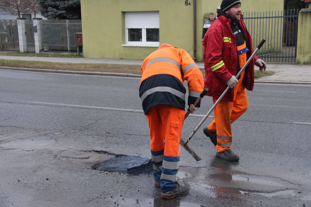 Łatanie dziur na ulicy Rąbieńskiej w Łodzi