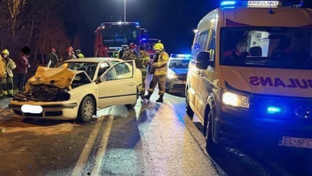 Wypadek na ruchliwej trasie. Auto uderzyło w ciągnik - Zdjęcie główne