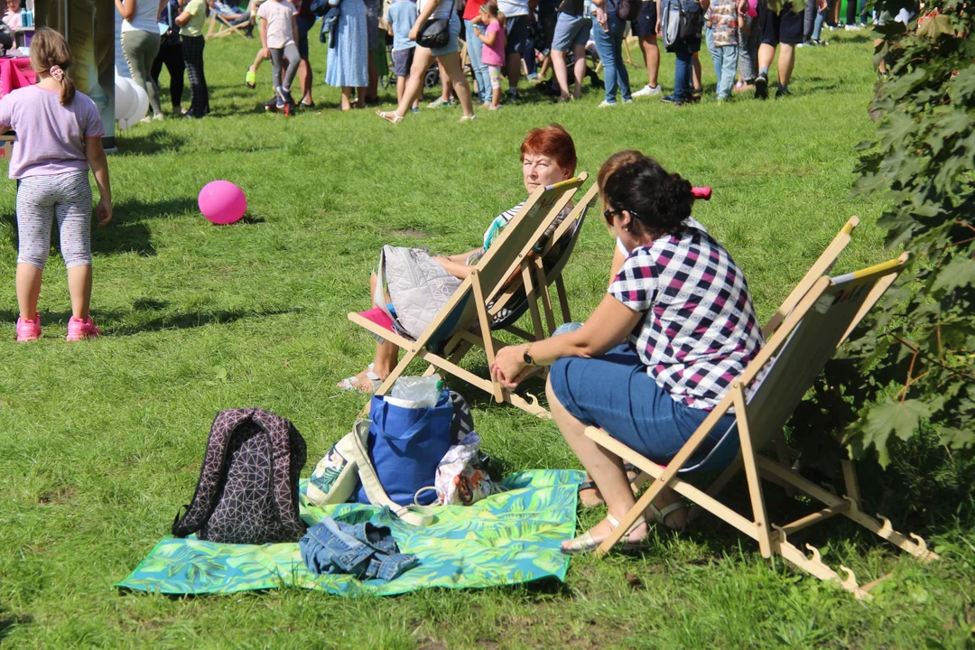 Piknik rodzinny w parku na Młynku w Łodzi