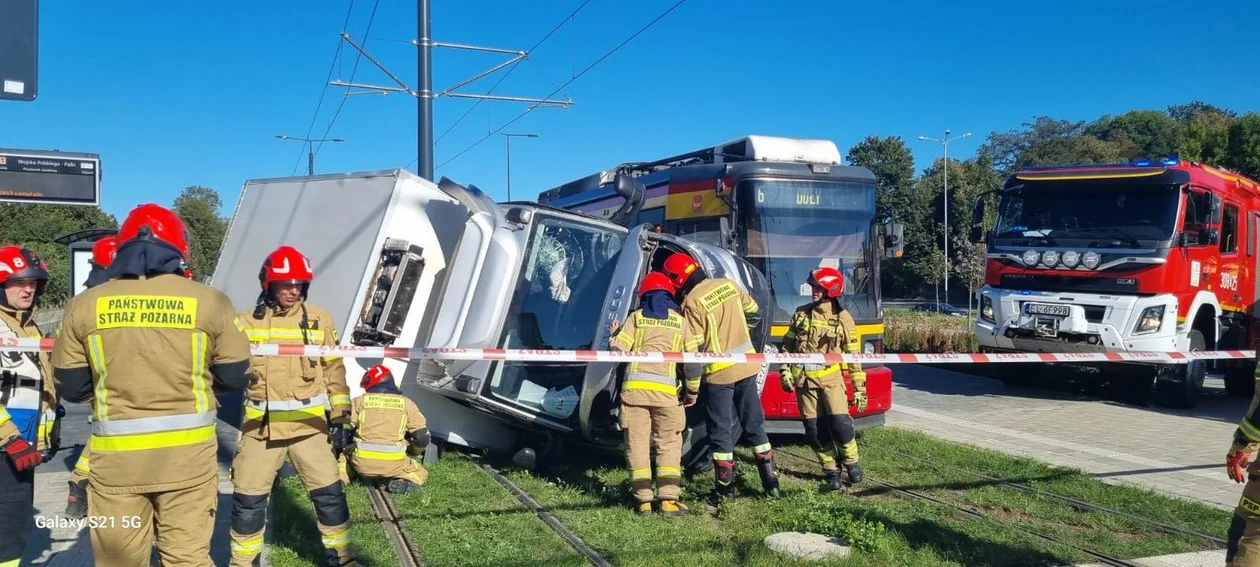 Zderzenie samochodu dostawczego z tramwajem MPK Łódź