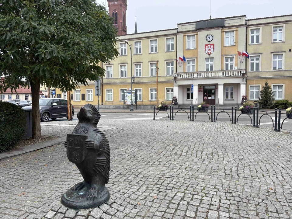 Pomnik w centrum miasta udekorowany przez grupę „Zamontanki”