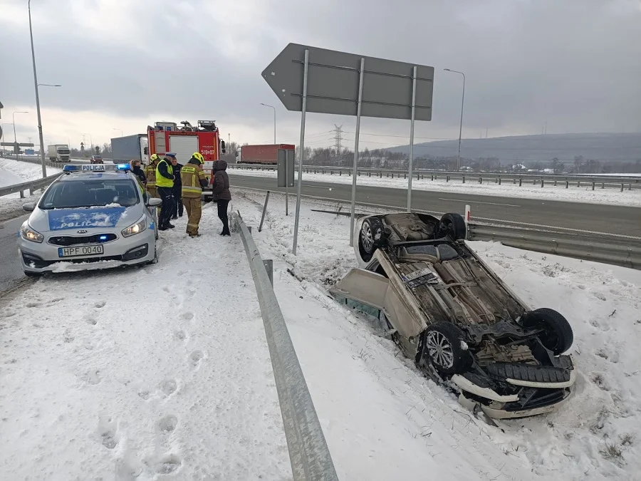 Skoda dachowała w przydrożnym rowie. 62-latka straciła panowanie nad autem  [FOTO] - Zdjęcie główne