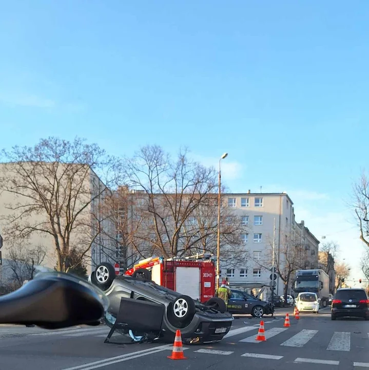 Dachował samochód w centrum Łodzi