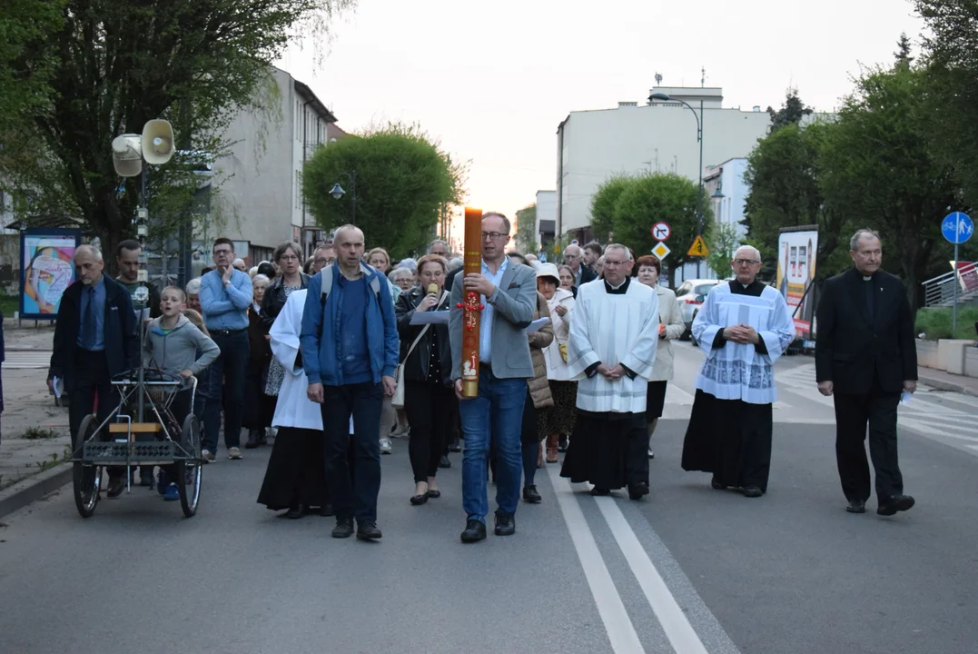 Droga Światła ulicami Zgierza. Wierni przeszli przez Nowe Miasto [ZDJĘCIA] - Zdjęcie główne