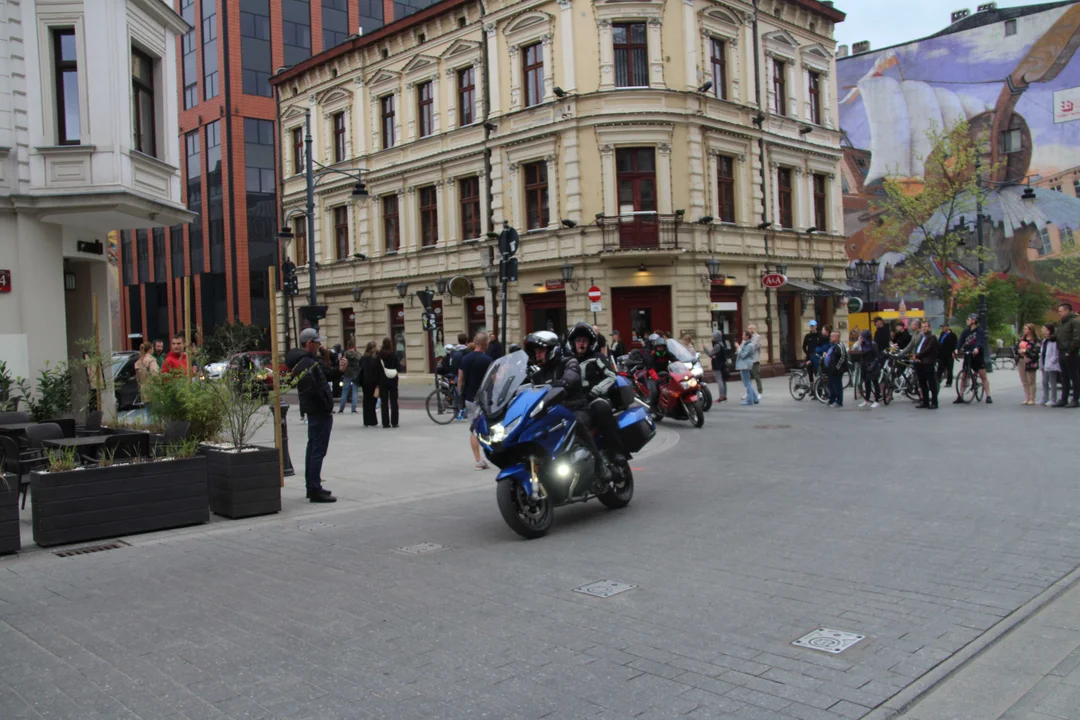 Wielka parada motocyklowa na ulicy Piotrkowskiej w Łodzi