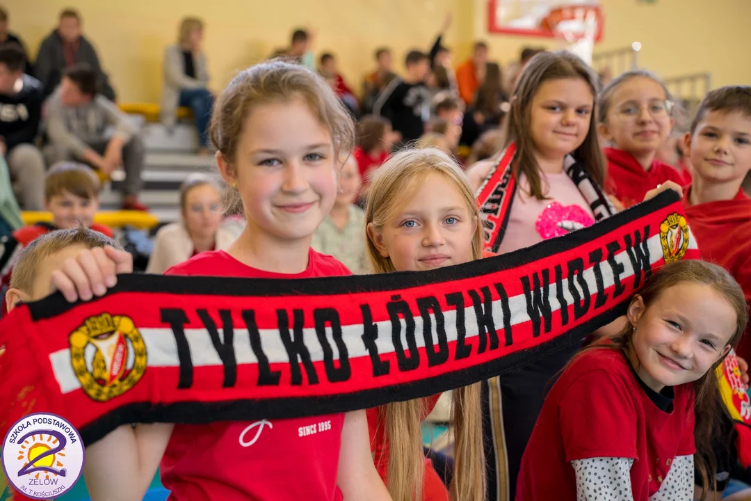 Spełnili marzenia młodych kibiców. #WidzewOnTour w zelowskich szkołach [FOTO] - Zdjęcie główne