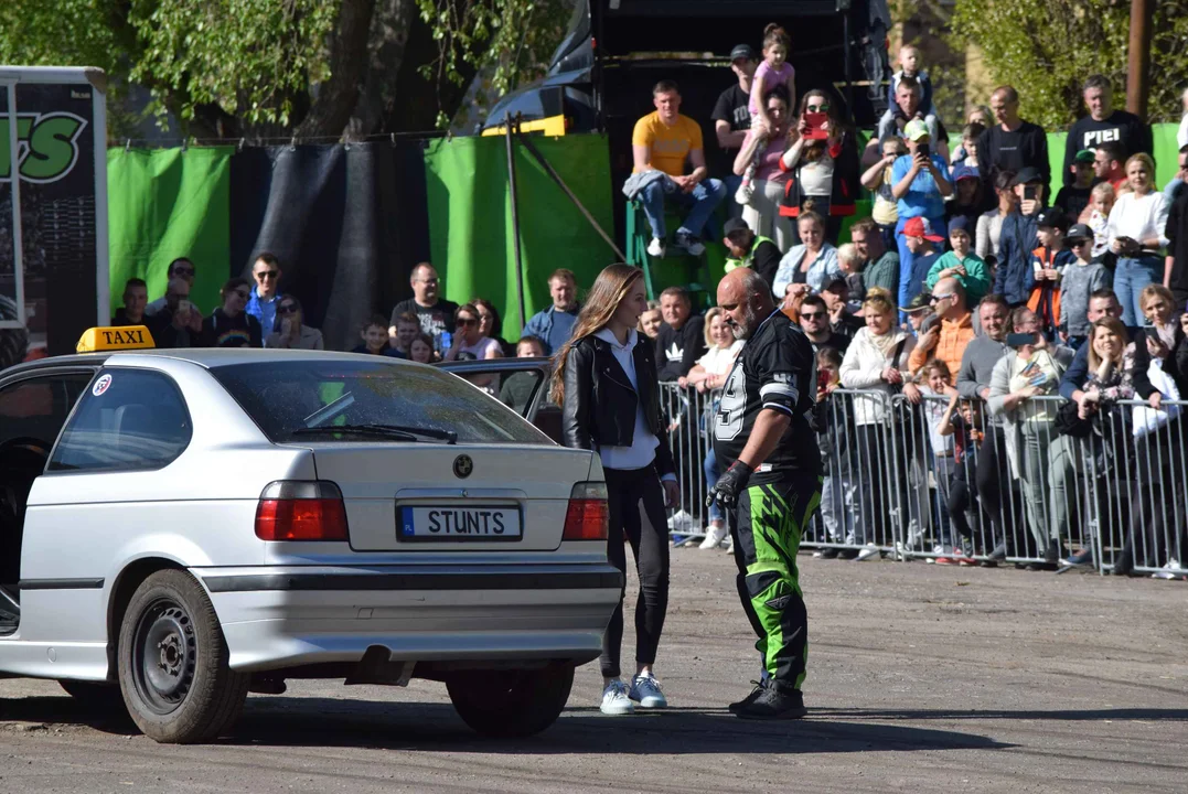 Giganty na czterech kołach zrobiły duże show! Widowiskowy pokaz monster trucków