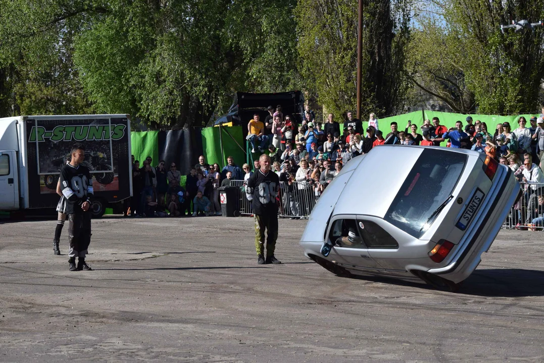 Giganty na czterech kołach zrobiły duże show! Widowiskowy pokaz monster trucków