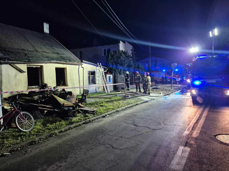 Pożar domu w Kutnie. Służby reanimowały dwie osoby (ZDJĘCIA) - Zdjęcie główne